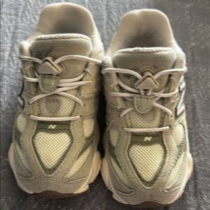 New Balance Cream Chunky Sneakers Modern Design